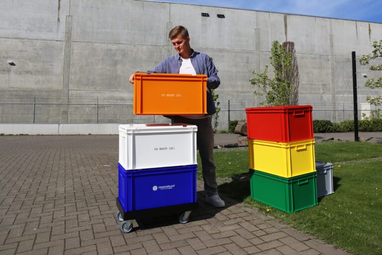 Becherbehälter in vielen Farben stapeln