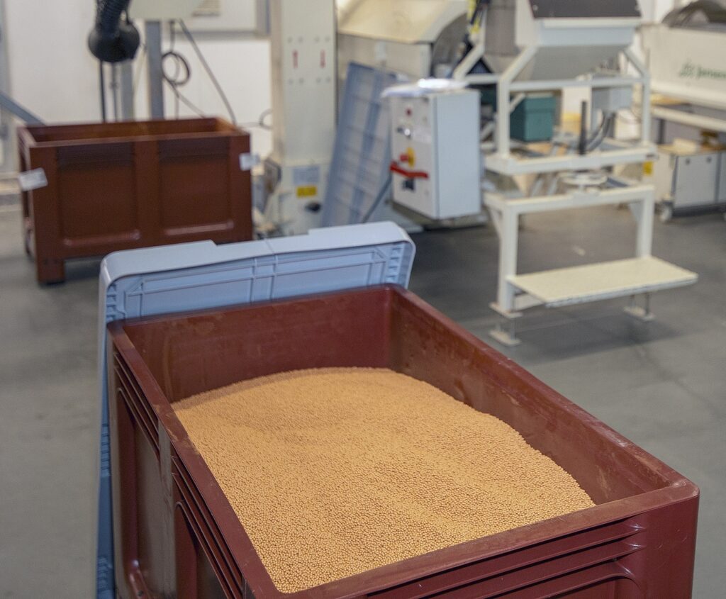 Efficiënte intralogistieke oplossing voor zaadveredeling met op maat gemaakte trechterboxen van Transoplast
