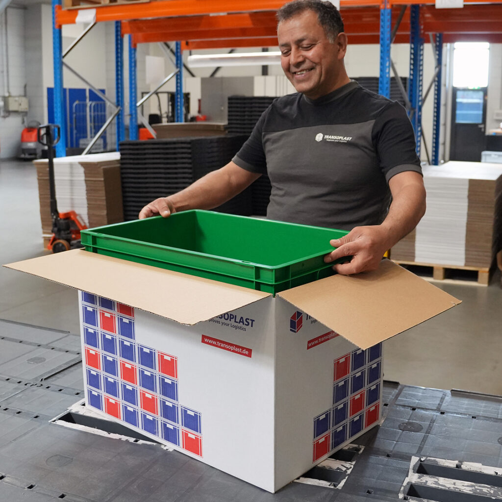 Transoplast Behälter Grün in Karton verpacken