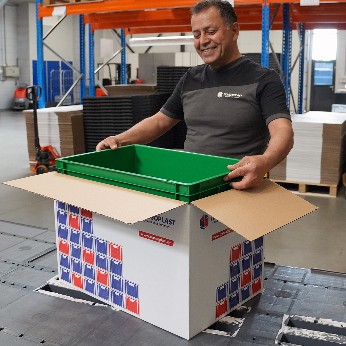 Transoplast Behälter Grün in Karton verpacken